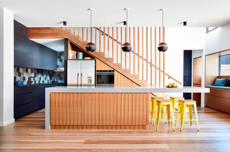 Tận dụng không gian dưới cầu thang làm kho lưu trữ giúp căn bếp nhỏ của bạn trông gọn gàng hơn.